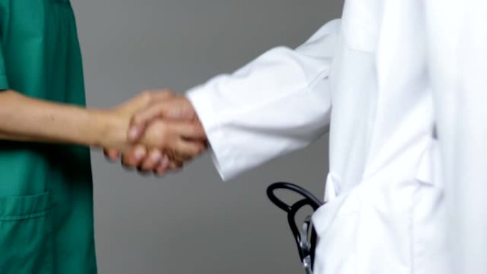 两名医生握手