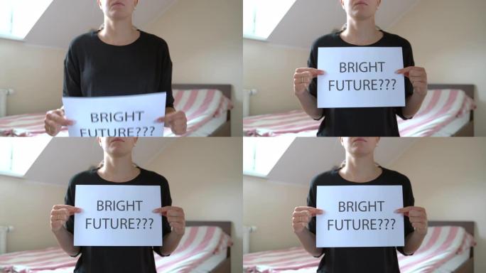 成年妇女站在卧室并显示 “光明的未来” 标志