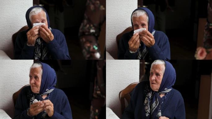 奶奶哭着用手帕擦眼泪