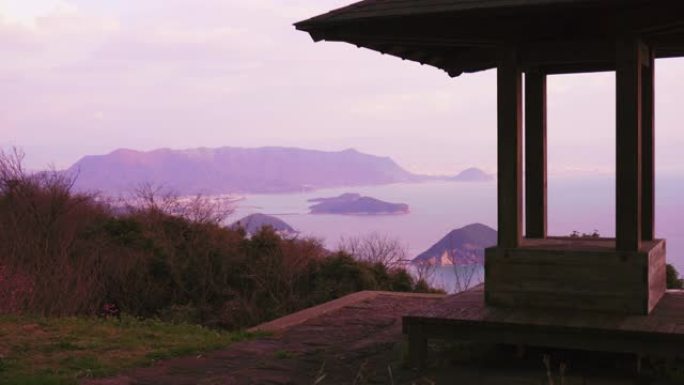 从香川县三洋市的盐德山看日本凉亭上的濑户内海。