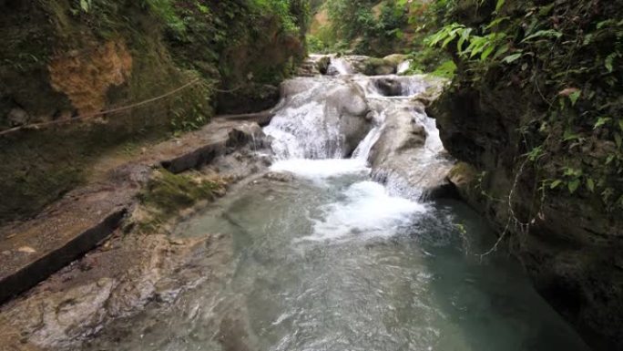 在牙买加奥乔里奥斯 (Ocho Rios) 美丽的凉爽蓝洞 (Blue Hole) 旅游景点中，慢动