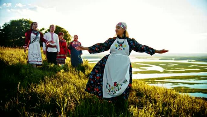 一名妇女站在场上，穿着俄罗斯传统服装唱歌-其他人离她更近了。