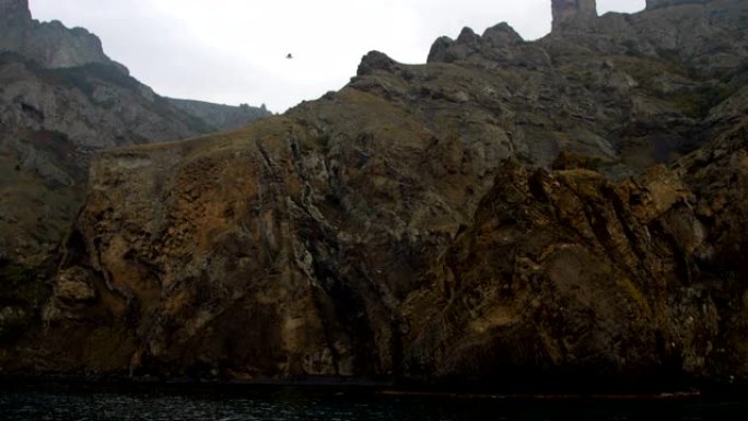 古代死火山沿海悬崖的宁静之美。