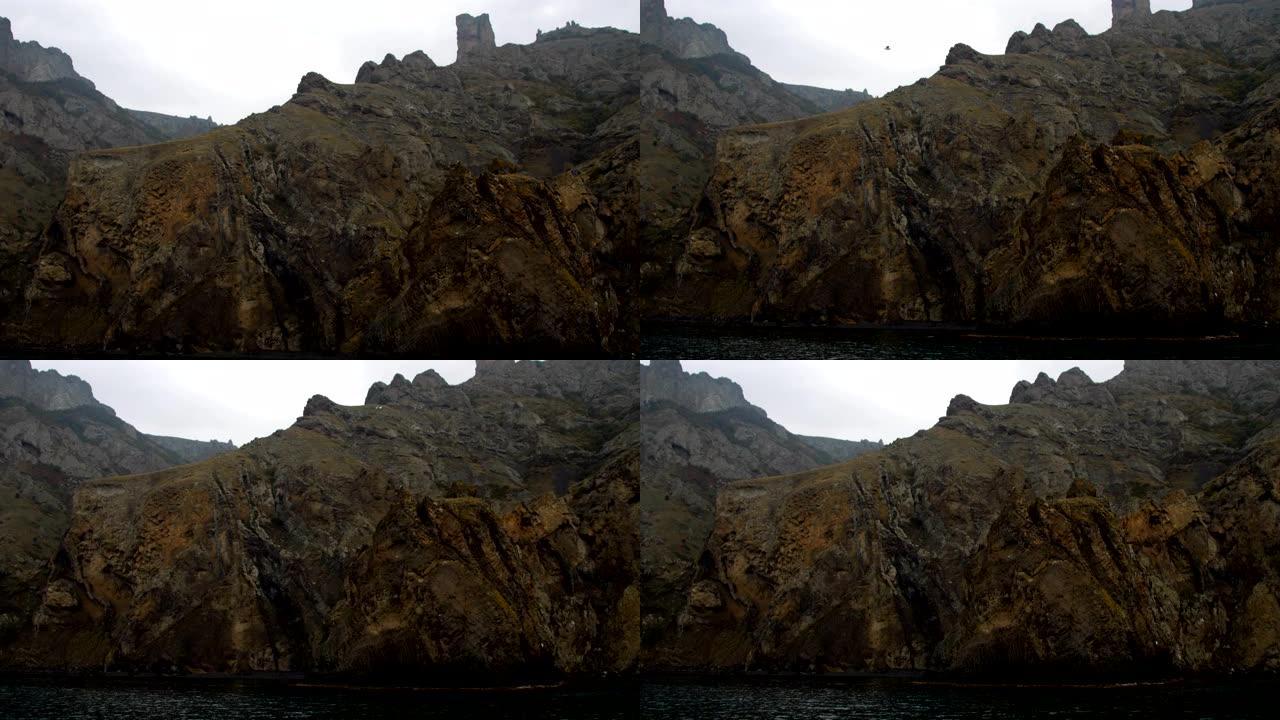 古代死火山沿海悬崖的宁静之美。