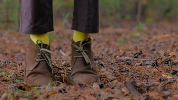 女人的腿和黄色袜子在户外跳舞