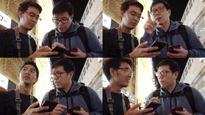 两个旅游朋友用智能手机谈论方向。