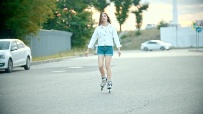 一个害羞的少女穿着旱冰鞋在路上滑冰