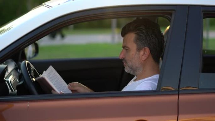 男人在车上读书