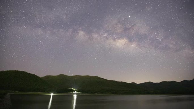 星星的时间流逝，反射星星和天空的湖