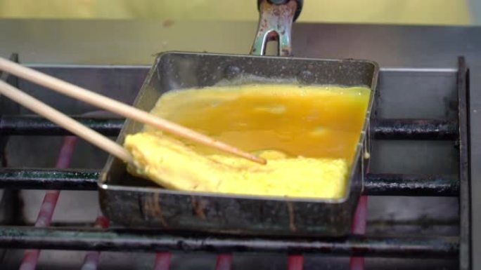 在炉子上烹饪玉子烧，日本蛋卷。