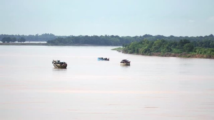 在湄公河上工作的疏浚船，用于从河床收集沙子。