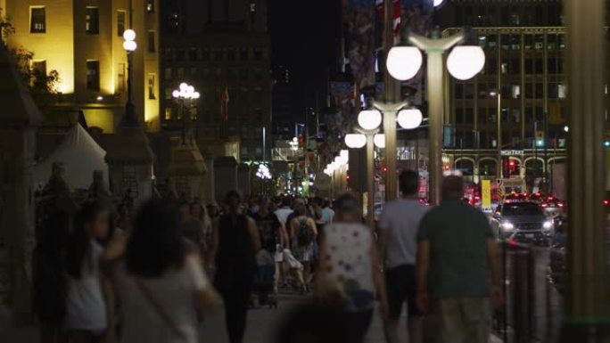 晚上在渥太华拥挤的人行道上