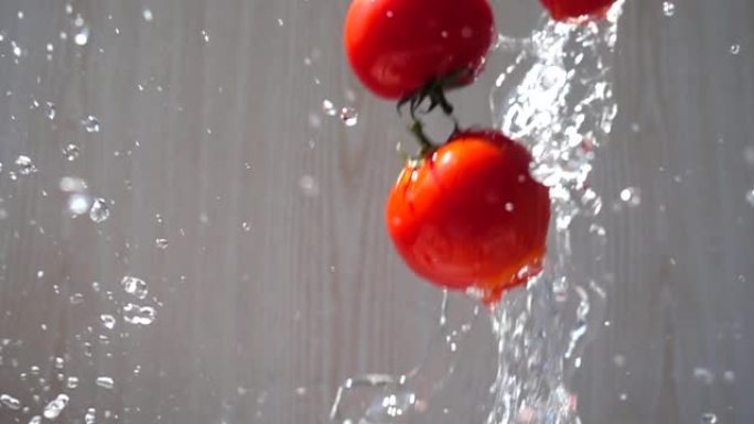 水柱落下的西红柿。慢动作。