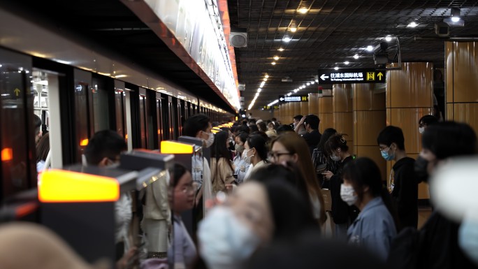 上海地铁早晚高峰上班族挤地铁