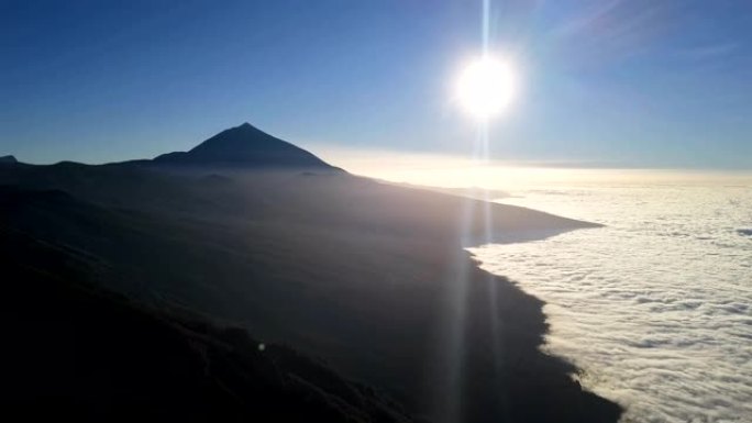 云层的空中全景覆盖了西班牙加那利群岛特内里费岛的拉克鲁斯港和泰德国家公园。