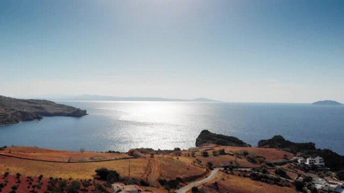 鸟瞰图小镇和道路与海景，克里特岛，希腊