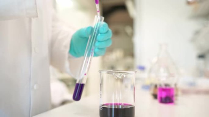 化学家使用移液管滴落液体