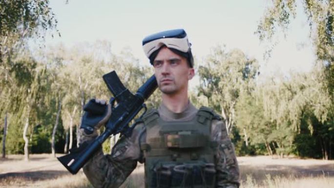 带着步枪戴着虚拟现实眼镜的士兵在户外
