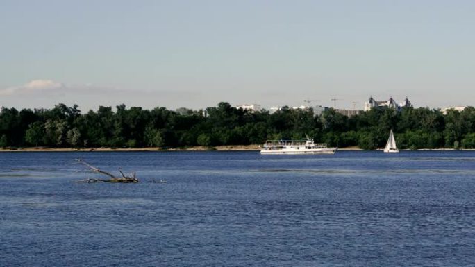 河流。有水运的河流。第聂伯河。乌克兰。基辅