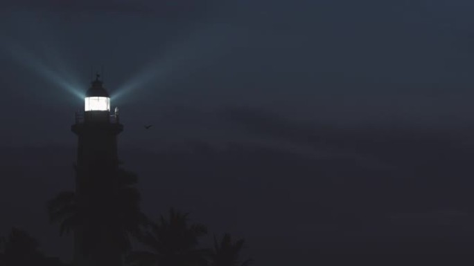 夜间带光束的灯塔