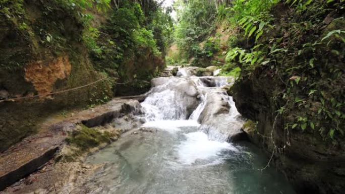 在牙买加奥乔里奥斯 (Ocho Rios) 美丽的凉爽蓝洞 (Blue Hole) 旅游景点中，俯瞰