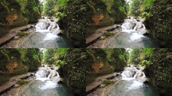 在牙买加奥乔里奥斯 (Ocho Rios) 美丽的凉爽蓝洞 (Blue Hole) 旅游景点中，俯瞰