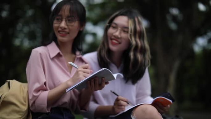开朗的台湾女孩在公共公园学习
