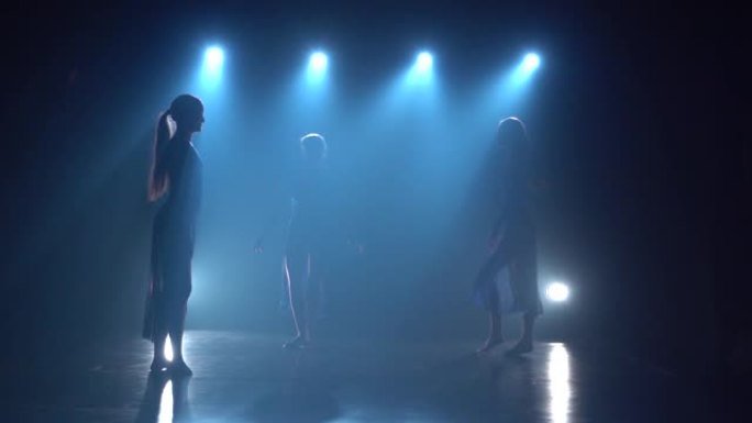 专业芭蕾舞演员在聚光灯下跳舞的慢动作