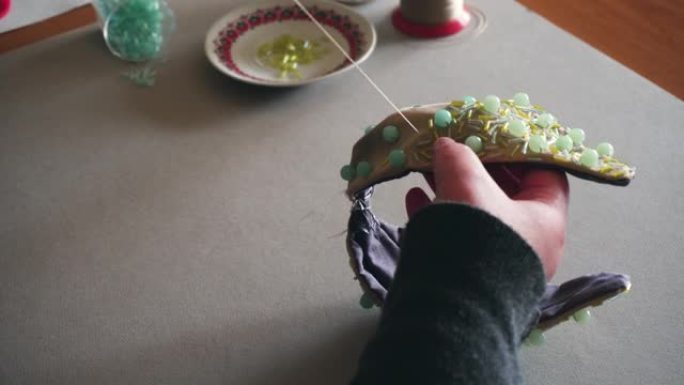 设计师制作手工胸针