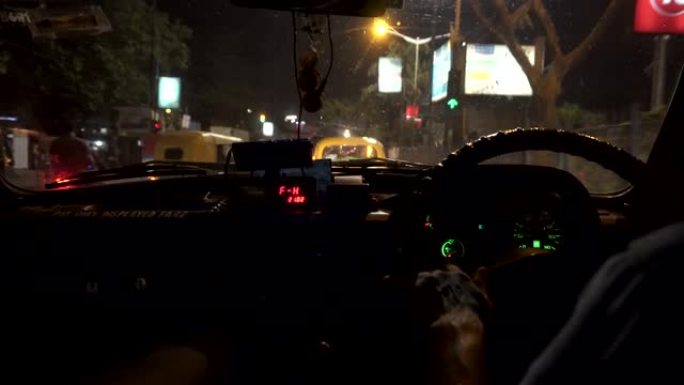 印度大本钟-加尔各答湖镇钟楼附近的出租车夜乘