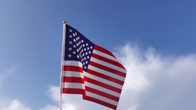 天空中慢镜头的美国国旗
