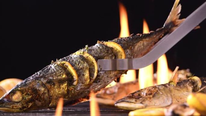 火焰烤架上的烤鱼
