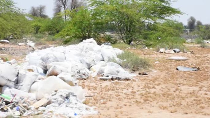 塑料和其他垃圾或垃圾扔在沙漠中引起潜在环境问题的例子。回收是一项正在进行的工作