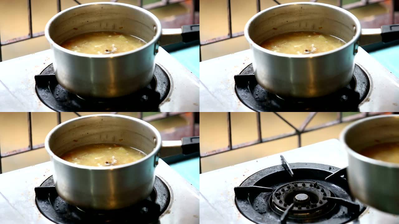 在平底锅中搅拌汤勺鸡汤