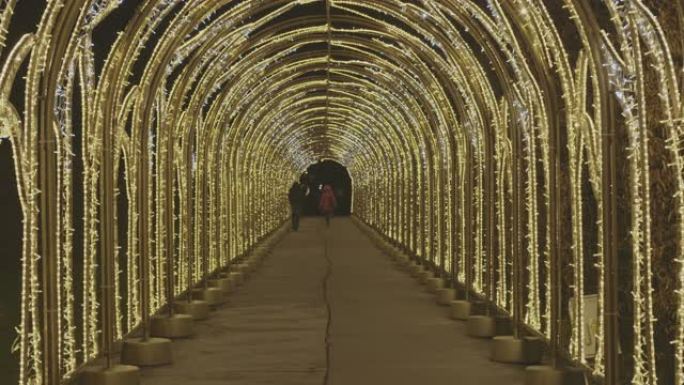 冬季拍摄的人离开照明隧道的对称镜头，波兰华沙威兰诺。