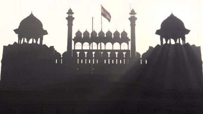 阳光和旗帜在红堡的拉赫里门旧德里在印度