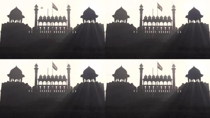 阳光和旗帜在红堡的拉赫里门旧德里在印度