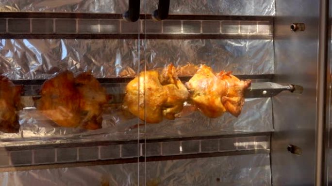 鸡在大烤架上旋转和油炸