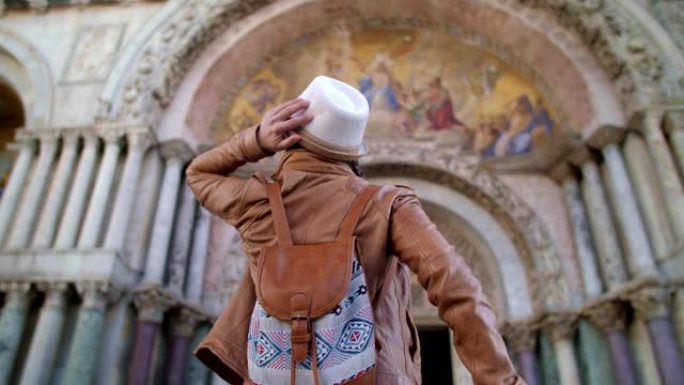 单人旅行者漫步在意大利威尼斯，浪漫之城，春天典型的威尼斯景点。