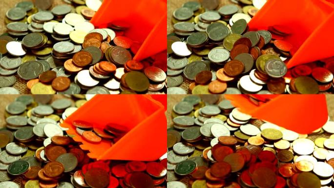 带一堆硬币的玩具反铲挖土机