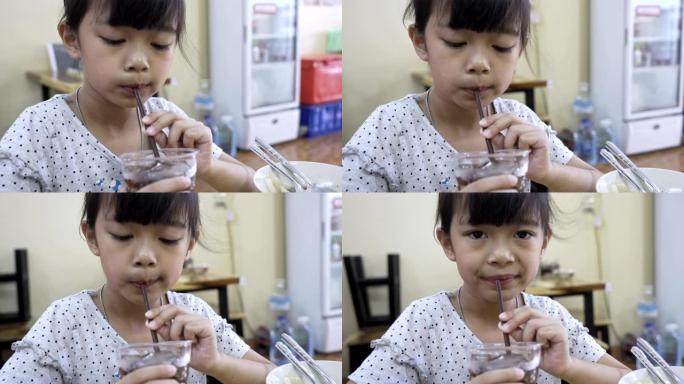 亚洲孩子喝可乐。