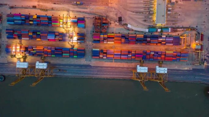 4K Hyperlapse: 货物集装箱港口鸟瞰图，港口航运配送仓库工业，接货卡车运输集装箱堆场