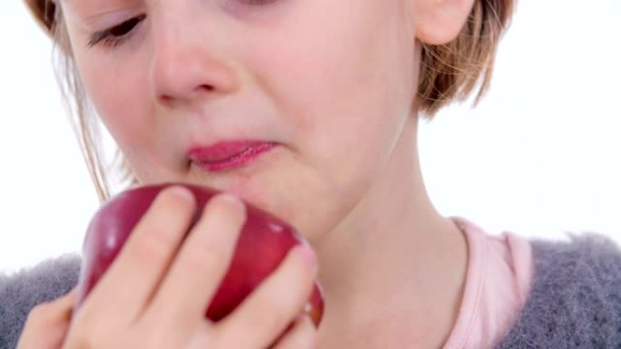 吃一个红色的有机小苹果