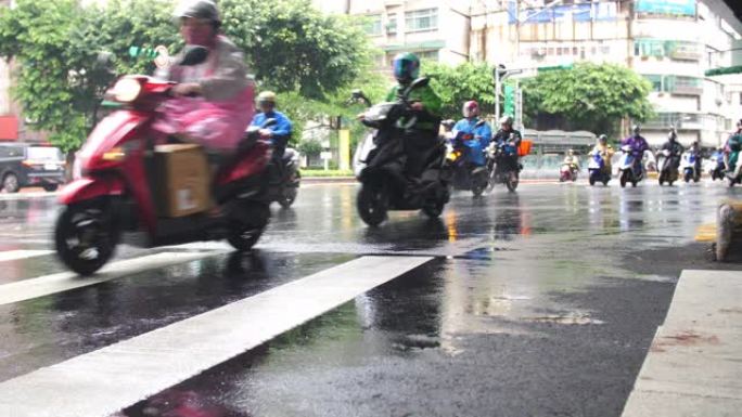 台北，踏板车慢镜头驶过