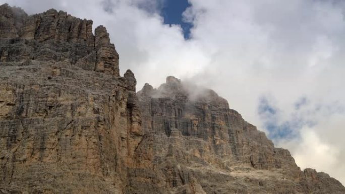 意大利白云岩地质学。被云彩覆盖的风景如山。