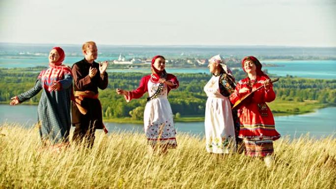 穿着传统俄罗斯服装的年轻合奏在音乐中跳舞