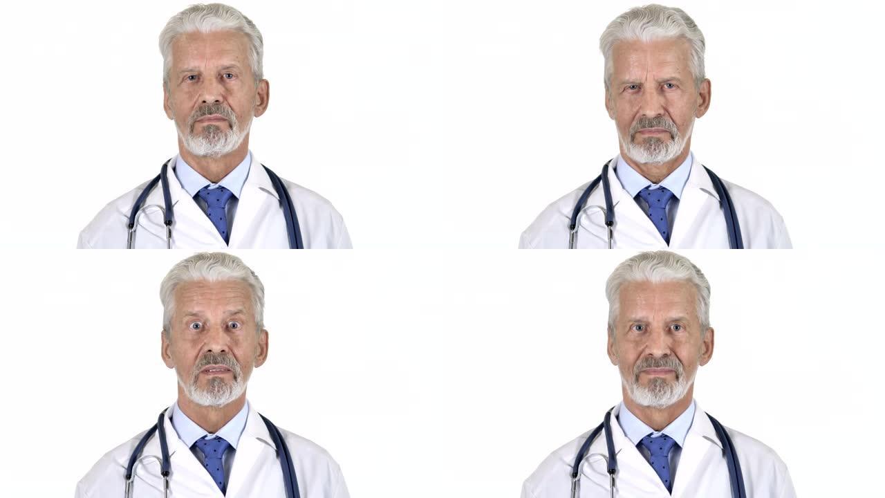 高级医生摇头的肖像允许，白色背景