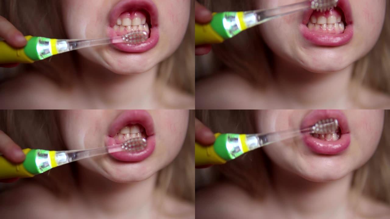 孩子用电动牙刷刷牙。