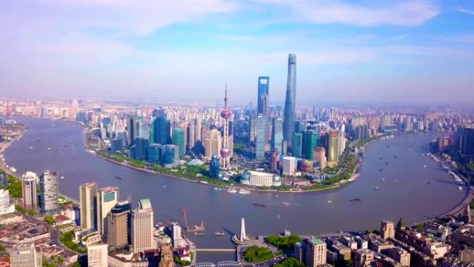 中国黄浦江的上海市中心摩天大楼和高层办公楼的鸟瞰图。亚洲智慧城市的金融区和商务中心中午蓝天。