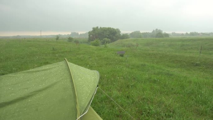 大雨落在帐篷上。
